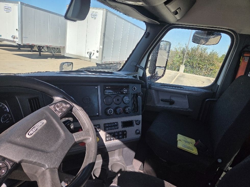 Day Cab Tractor-Heavy Duty Tractors-Freightliner-2020-T11662ST-Dallas-TX-615,108\n\t\tmiles-$ 30,500 - Image 10