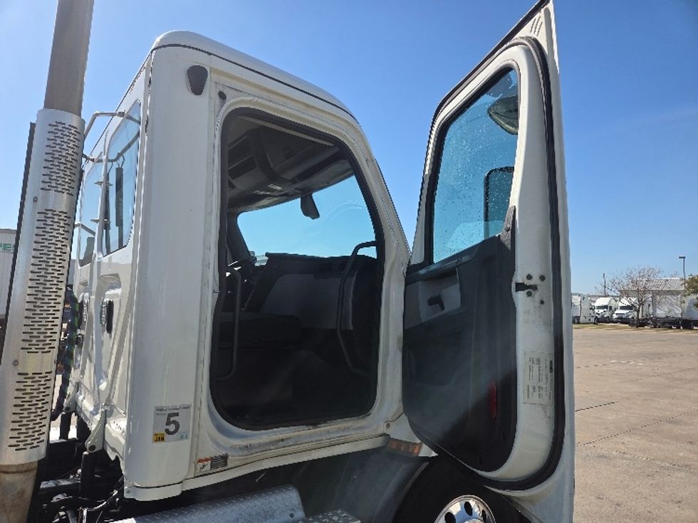 Day Cab Tractor-Heavy Duty Tractors-Freightliner-2020-T11662ST-Dallas-TX-615,108\n\t\tmiles-$ 30,500 - Image 12