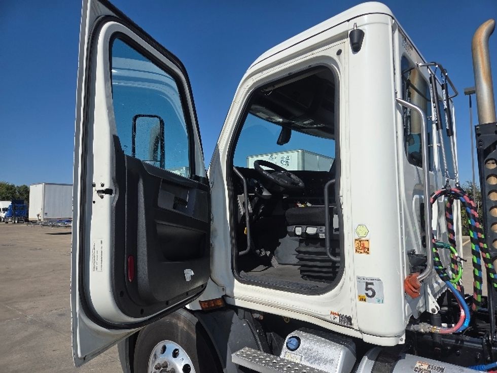 Day Cab Tractor-Heavy Duty Tractors-Freightliner-2020-T11662ST-Dallas-TX-615,108\n\t\tmiles-$ 30,500 - Image 9