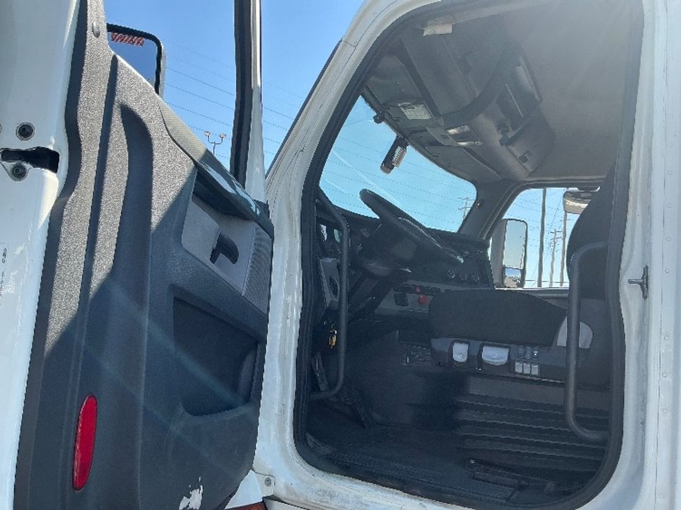 Day Cab Tractor-Heavy Duty Tractors-Freightliner-2020-T11662ST-Denver-CO-543,988\n\t\tmiles-$ 31,750 - Image 9