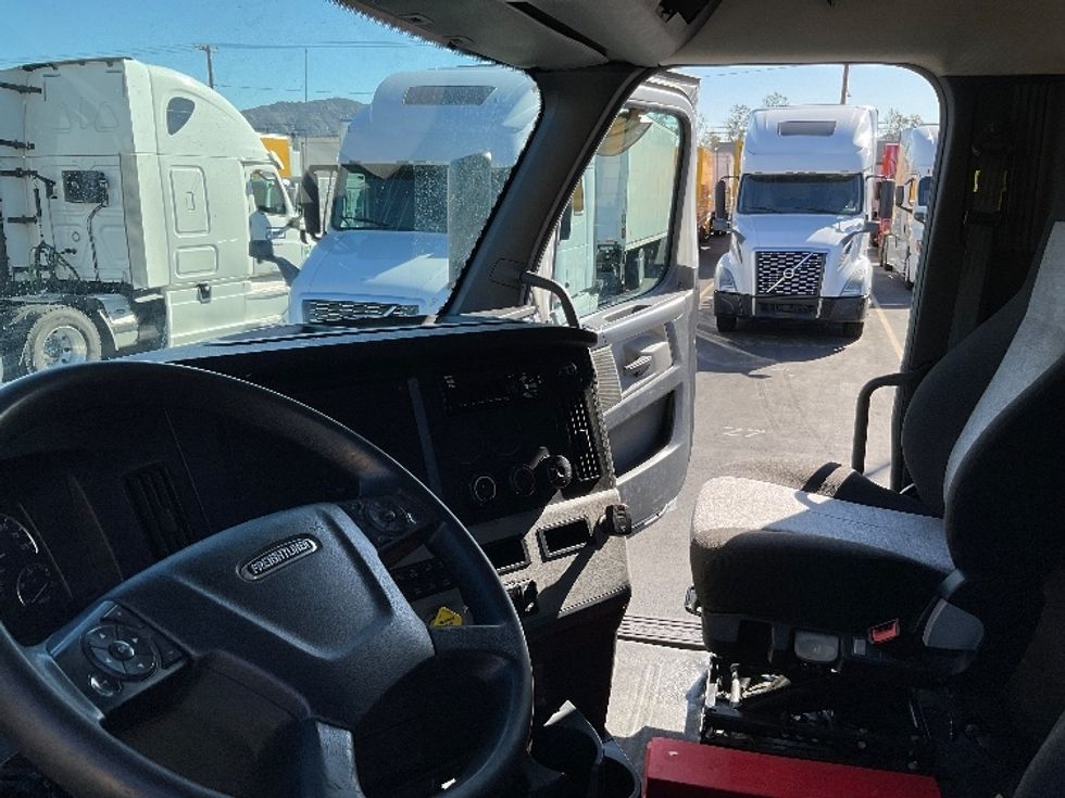 2020 Freightliner Cascadia 116" Day cab photo 10