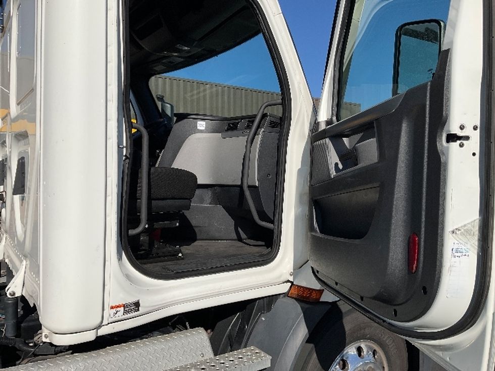 2020 Freightliner Cascadia 116" Day cab photo 12