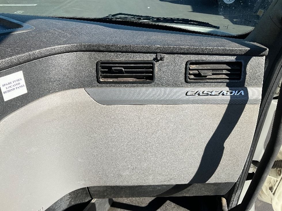 2020 Freightliner Cascadia 116" Day cab photo 13