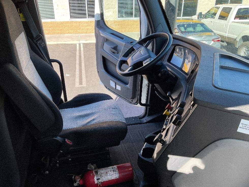 Day Cab Tractor-Heavy Duty Tractors-Freightliner-2020-T11662ST-Fontana-CA-287,406\n\t\tmiles-$ 66,000 - Image 14