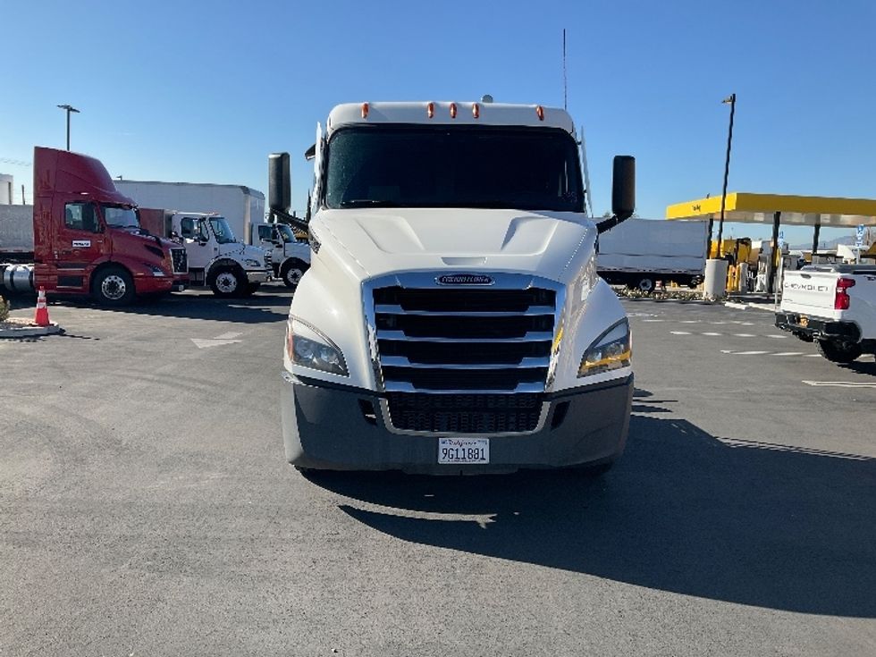2020 Freightliner Cascadia 116" Day cab photo 2