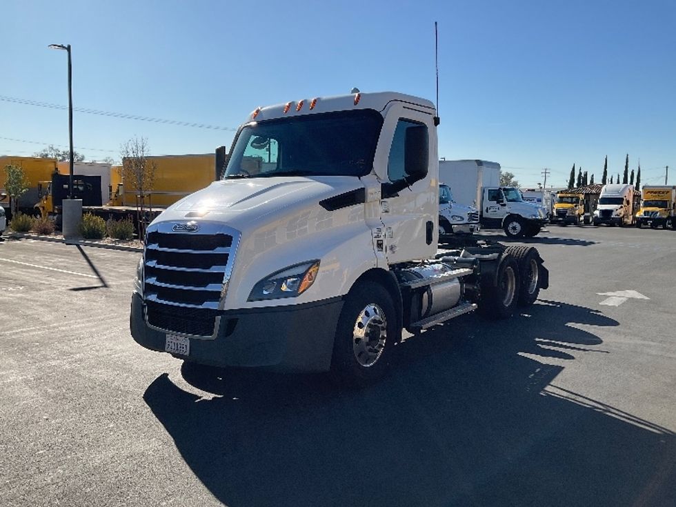 2020 Freightliner Cascadia 116" Day cab photo 3