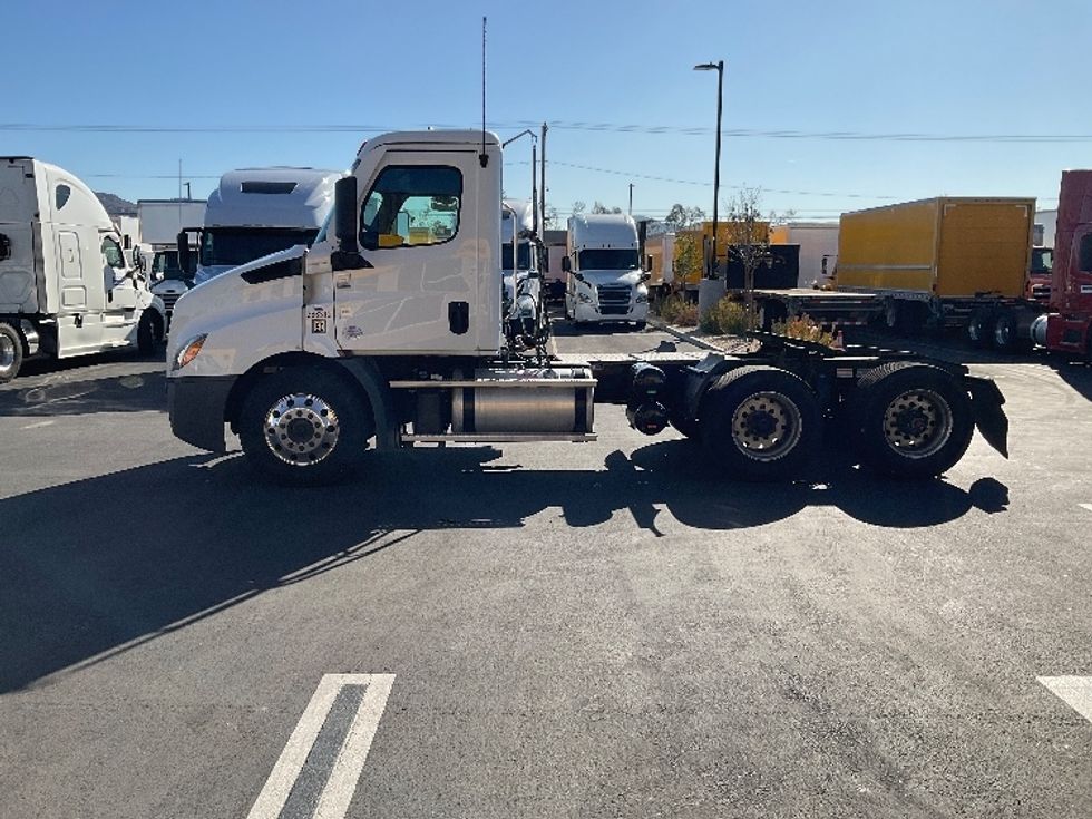 2020 Freightliner Cascadia 116" Day cab photo 4