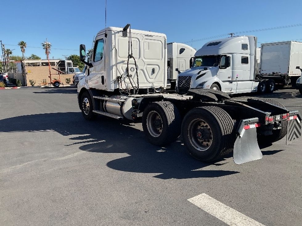 2020 Freightliner Cascadia 116" Day cab photo 5