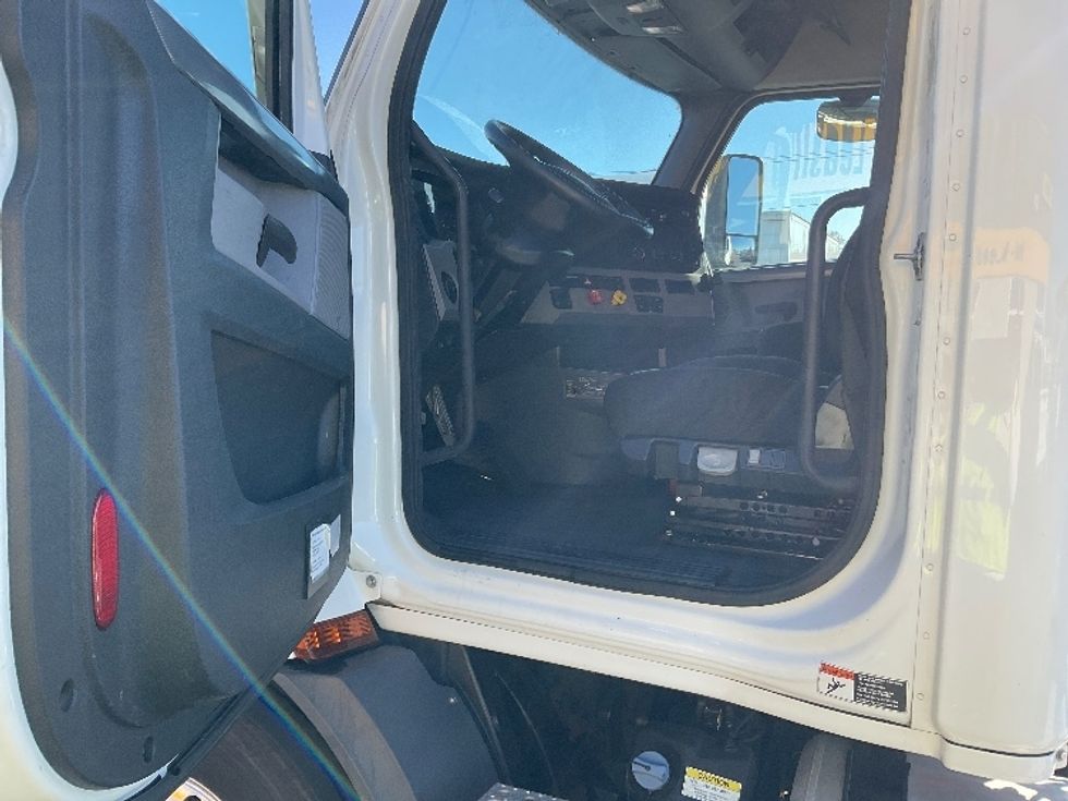 2020 Freightliner Cascadia 116" Day cab photo 9