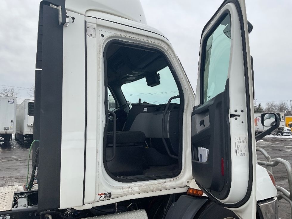 Day Cab Tractor-Heavy Duty Tractors-Freightliner-2020-T11662ST-Londonderry-NH-612,983\n\t\tmiles-$ 30,000 - Image 12