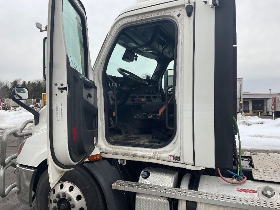 Day Cab Tractor-Heavy Duty Tractors-Freightliner-2020-T11662ST-Londonderry-NH-612,983\n\t\tmiles-$ 30,000 - Image 9