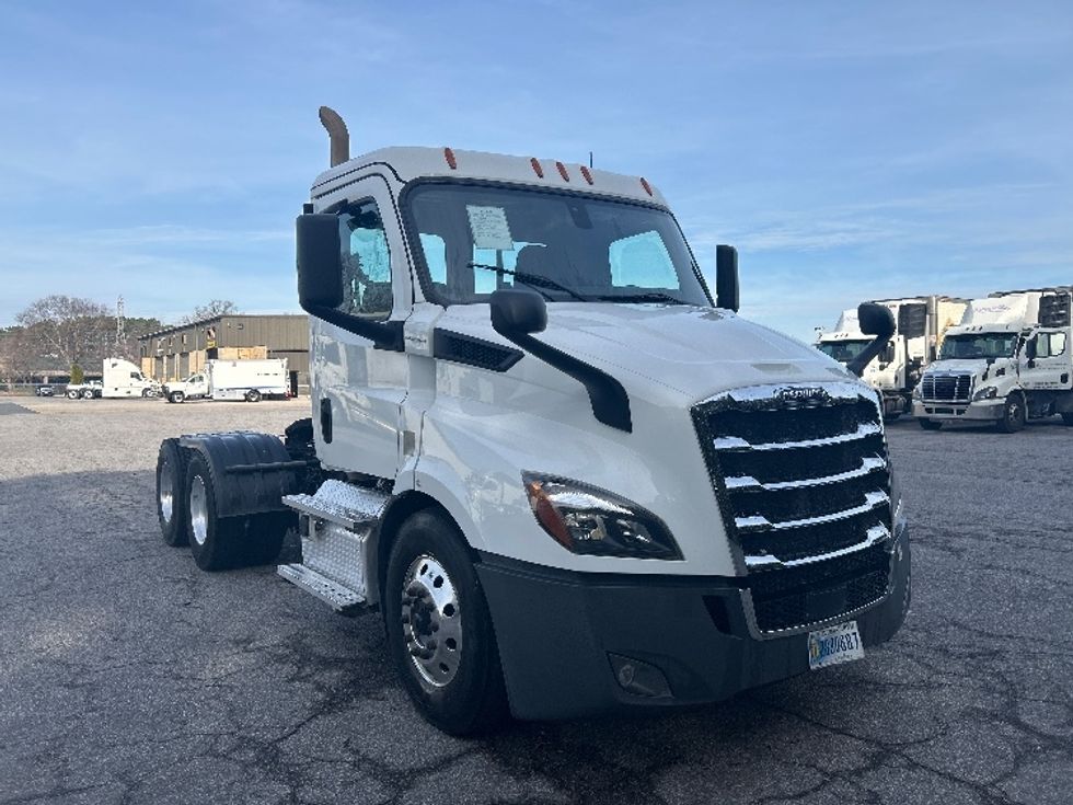 Day Cab Tractor-Heavy Duty Tractors-Freightliner-2020-T11662ST-Prince George-VA-474,885\n\t\tmiles-$ 39,750 - Image 1