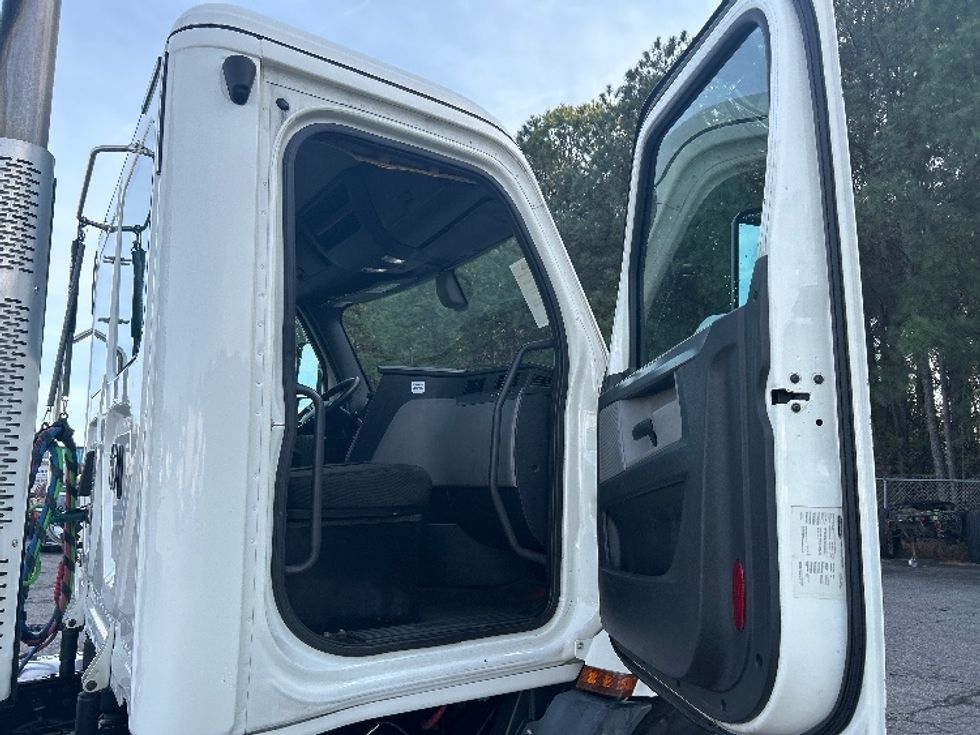 Day Cab Tractor-Heavy Duty Tractors-Freightliner-2020-T11662ST-Prince George-VA-474,885\n\t\tmiles-$ 39,750 - Image 12