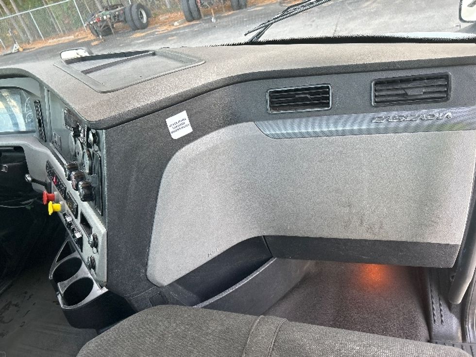 Day Cab Tractor-Heavy Duty Tractors-Freightliner-2020-T11662ST-Prince George-VA-474,885\n\t\tmiles-$ 39,750 - Image 13