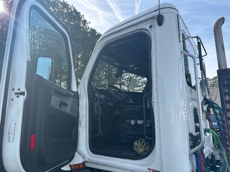 Day Cab Tractor-Heavy Duty Tractors-Freightliner-2020-T11662ST-Prince George-VA-474,885\n\t\tmiles-$ 39,750 - Image 9