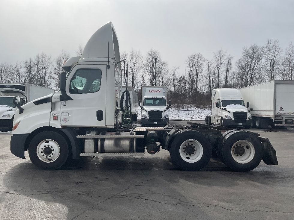 Day Cab Tractor-Heavy Duty Tractors-Freightliner-2020-T11664ST-Akron-OH-493,417\n\t\tmiles-$ 44,500 - Image 4