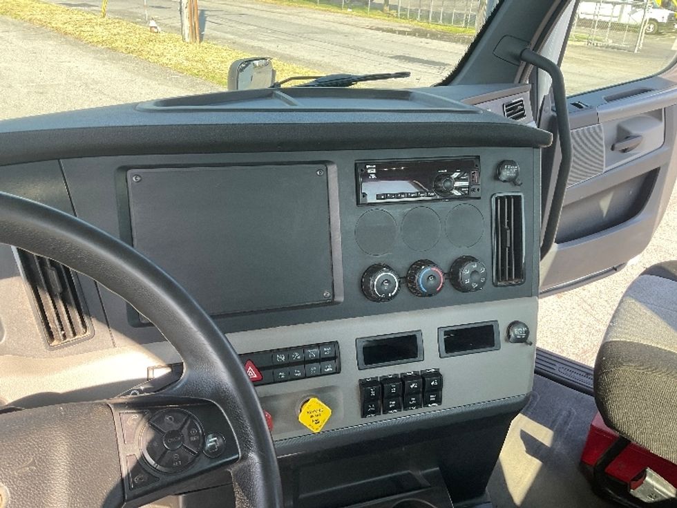 Day Cab Tractor-Heavy Duty Tractors-Freightliner-2020-T11664ST-Albany-NY-199,689\n\t\tmiles-$ 56,250 - Image 10