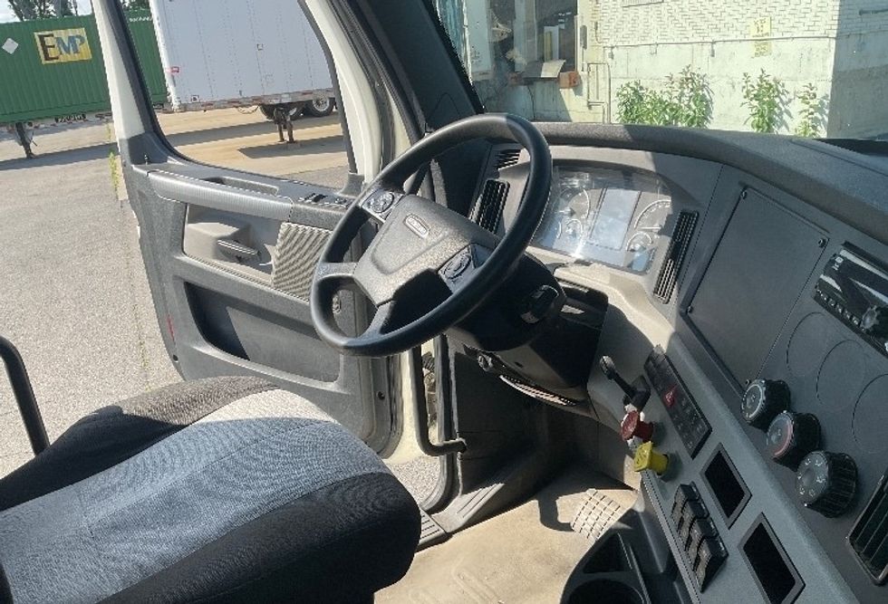 Day Cab Tractor-Heavy Duty Tractors-Freightliner-2020-T11664ST-Albany-NY-199,689\n\t\tmiles-$ 56,250 - Image 14