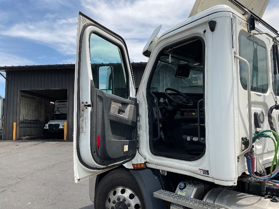 Day Cab Tractor-Heavy Duty Tractors-Freightliner-2020-T11664ST-Albany-NY-236,021\n\t\tmiles-$ 54,500 - Image 9