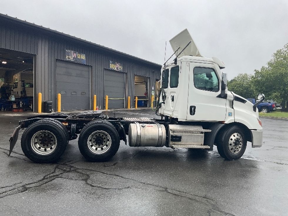 Day Cab Tractor-Heavy Duty Tractors-Freightliner-2020-T11664ST-Albany-NY-243,586\n\t\tmiles-$ 53,750 - Image 8