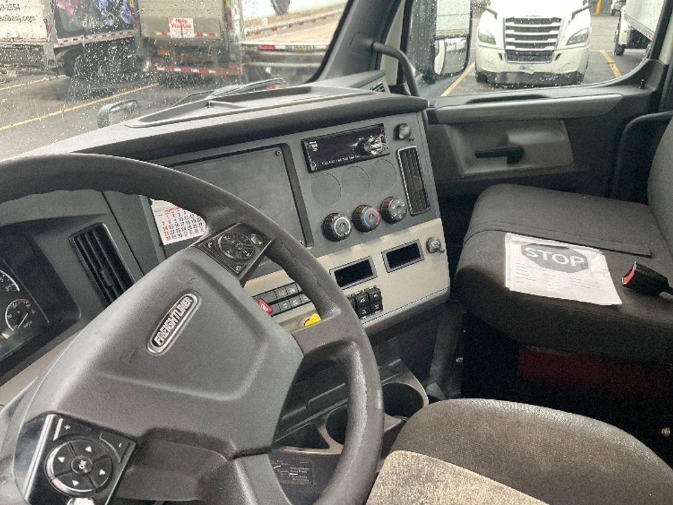 Day Cab Tractor-Heavy Duty Tractors-Freightliner-2020-T11664ST-Albany-NY-504,037\n\t\tmiles-$ 31,000 - Image 10