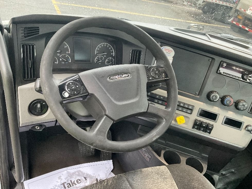 Day Cab Tractor-Heavy Duty Tractors-Freightliner-2020-T11664ST-Albany-NY-504,037\n\t\tmiles-$ 31,000 - Image 11