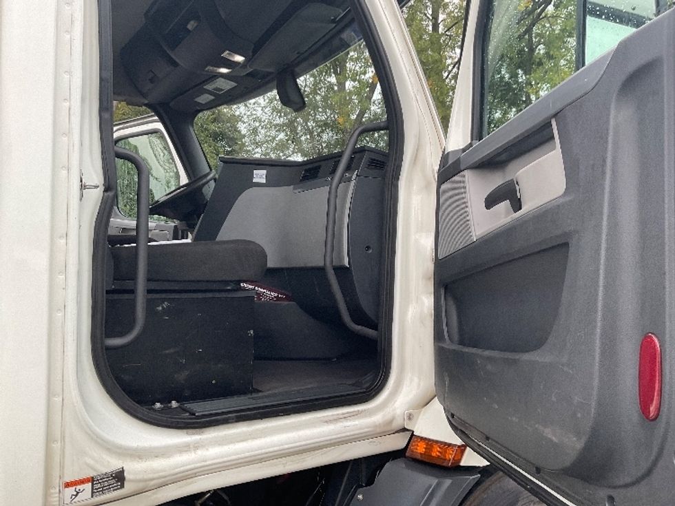 Day Cab Tractor-Heavy Duty Tractors-Freightliner-2020-T11664ST-Albany-NY-504,037\n\t\tmiles-$ 31,000 - Image 12