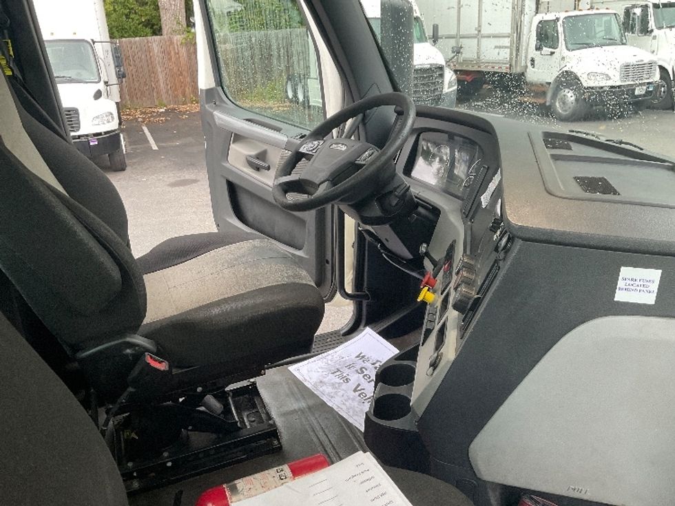 Day Cab Tractor-Heavy Duty Tractors-Freightliner-2020-T11664ST-Albany-NY-504,037\n\t\tmiles-$ 31,000 - Image 14