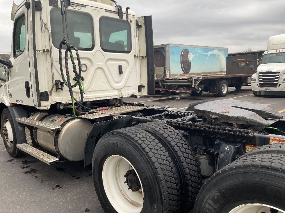 Day Cab Tractor-Heavy Duty Tractors-Freightliner-2020-T11664ST-Albany-NY-504,037\n\t\tmiles-$ 31,000 - Image 17