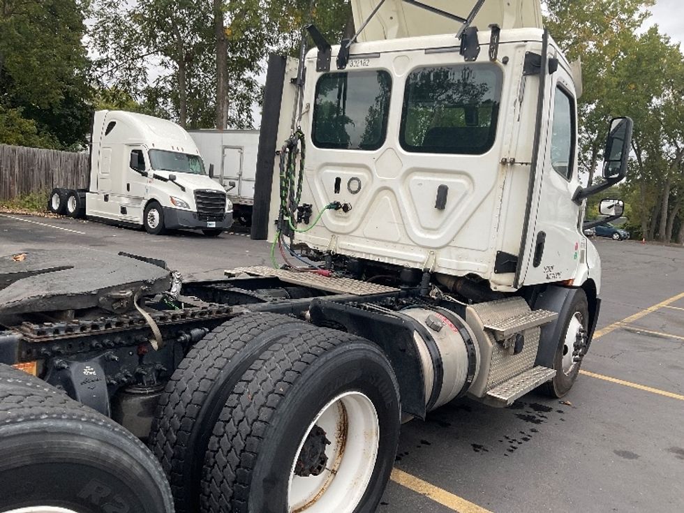 Day Cab Tractor-Heavy Duty Tractors-Freightliner-2020-T11664ST-Albany-NY-504,037\n\t\tmiles-$ 31,000 - Image 18