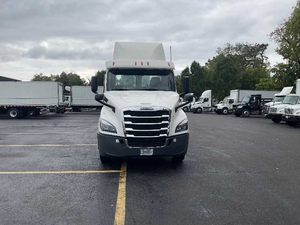 Day Cab Tractor-Heavy Duty Tractors-Freightliner-2020-T11664ST-Albany-NY-504,037\n\t\tmiles-$ 31,000 - Image 2