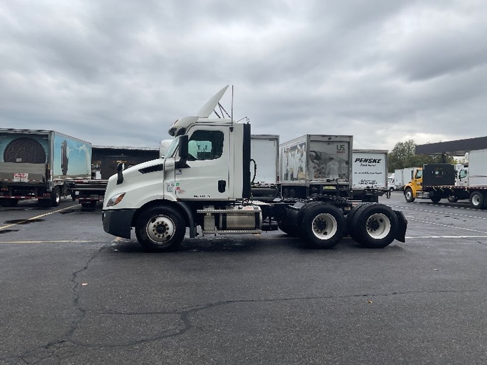 Day Cab Tractor-Heavy Duty Tractors-Freightliner-2020-T11664ST-Albany-NY-504,037\n\t\tmiles-$ 31,000 - Image 4