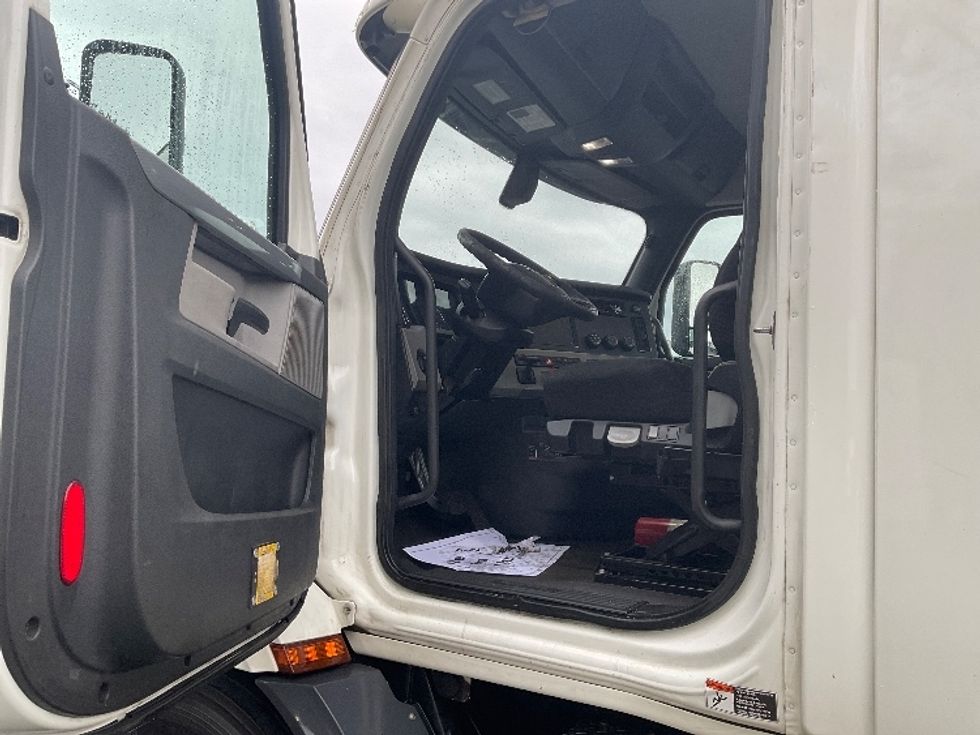 Day Cab Tractor-Heavy Duty Tractors-Freightliner-2020-T11664ST-Albany-NY-504,037\n\t\tmiles-$ 31,000 - Image 9