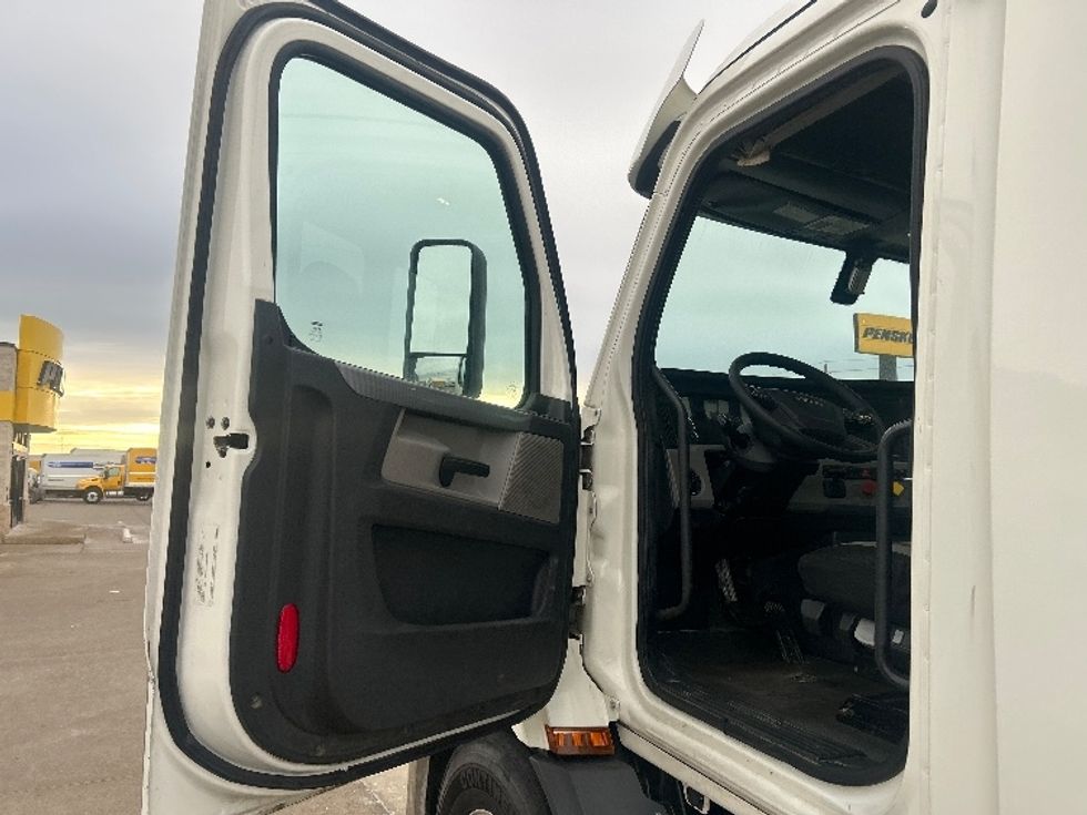 Day Cab Tractor-Heavy Duty Tractors-Freightliner-2020-T11664ST-Allen Park-MI-307,486\n\t\tmiles-$ 50,000 - Image 9