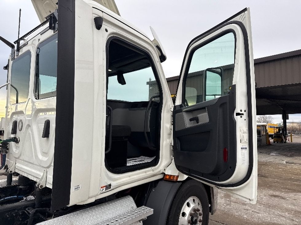 Day Cab Tractor-Heavy Duty Tractors-Freightliner-2020-T11664ST-Allen Park-MI-493,356\n\t\tmiles-$ 40,750 - Image 12