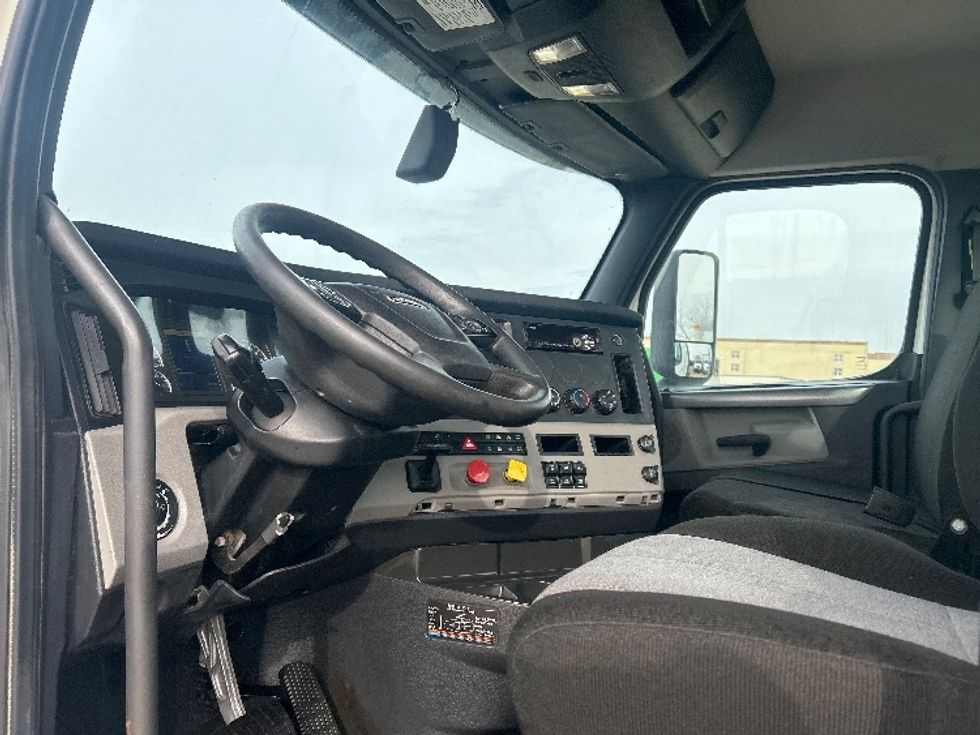 Day Cab Tractor-Heavy Duty Tractors-Freightliner-2020-T11664ST-Allen Park-MI-500,000\n\t\tmiles-$ 40,000 - Image 10