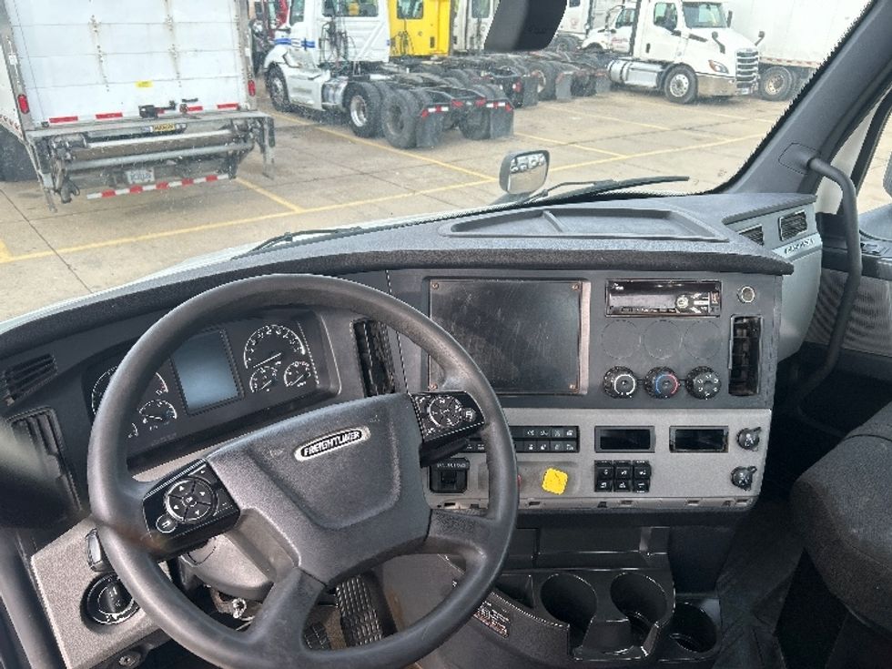 Day Cab Tractor-Heavy Duty Tractors-Freightliner-2020-T11664ST-Allen Park-MI-500,000\n\t\tmiles-$ 40,000 - Image 11