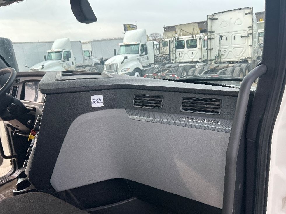 Day Cab Tractor-Heavy Duty Tractors-Freightliner-2020-T11664ST-Allen Park-MI-500,000\n\t\tmiles-$ 40,000 - Image 13