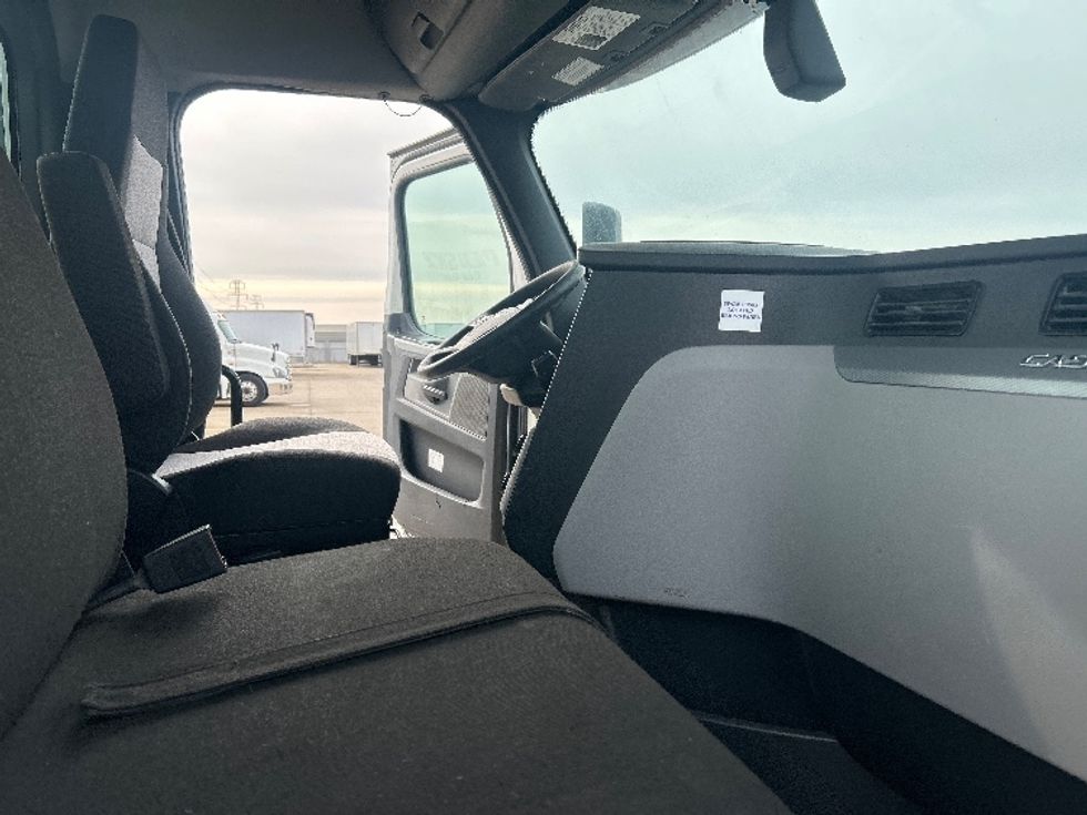 Day Cab Tractor-Heavy Duty Tractors-Freightliner-2020-T11664ST-Allen Park-MI-500,000\n\t\tmiles-$ 40,000 - Image 14