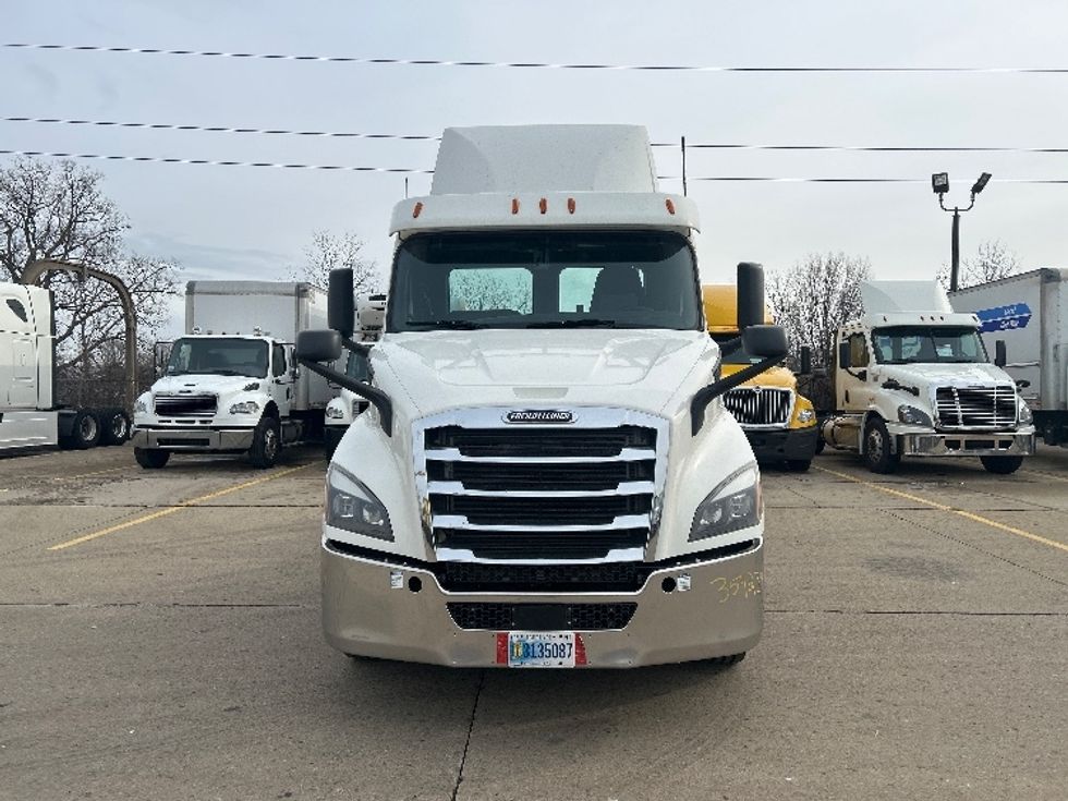 Day Cab Tractor-Heavy Duty Tractors-Freightliner-2020-T11664ST-Allen Park-MI-500,000\n\t\tmiles-$ 40,000 - Image 2