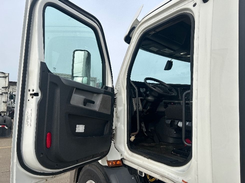 Day Cab Tractor-Heavy Duty Tractors-Freightliner-2020-T11664ST-Allen Park-MI-500,000\n\t\tmiles-$ 40,000 - Image 9
