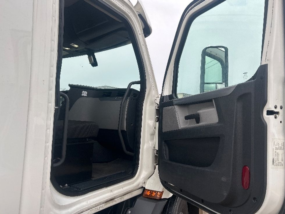 Day Cab Tractor-Heavy Duty Tractors-Freightliner-2020-T11664ST-Allen Park-MI-532,500\n\t\tmiles-$ 36,000 - Image 12