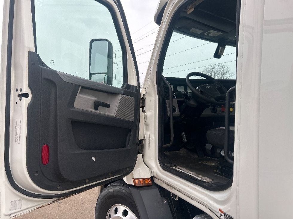 Day Cab Tractor-Heavy Duty Tractors-Freightliner-2020-T11664ST-Allen Park-MI-532,500\n\t\tmiles-$ 36,000 - Image 9