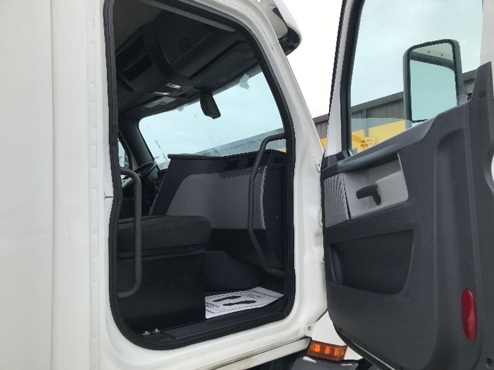 Day Cab Tractor-Heavy Duty Tractors-Freightliner-2020-T11664ST-Allen Park-MI-583,842\n\t\tmiles-$ 31,000 - Image 12