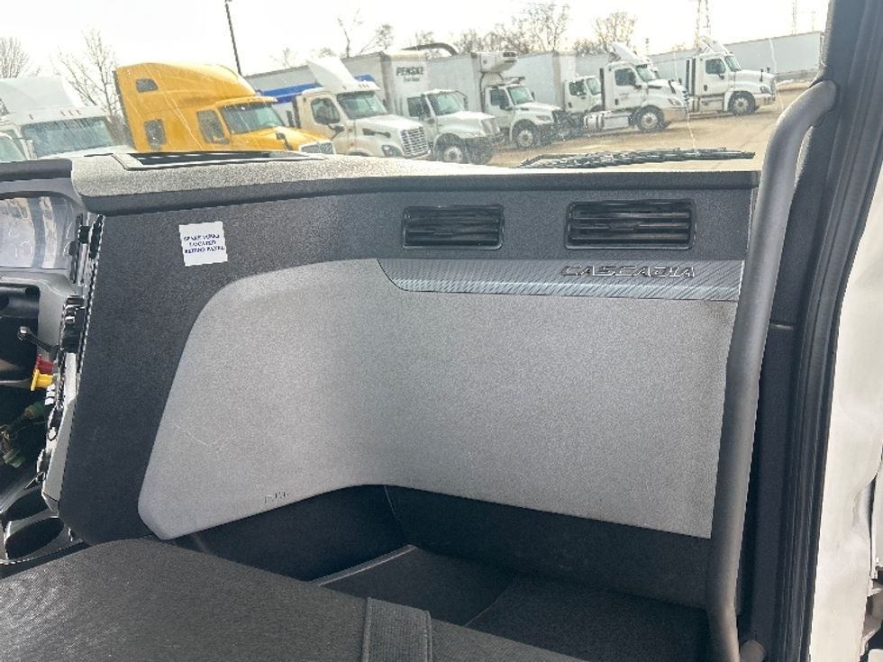 Day Cab Tractor-Heavy Duty Tractors-Freightliner-2020-T11664ST-Allen Park-MI-601,144\n\t\tmiles-$ 30,500 - Image 12