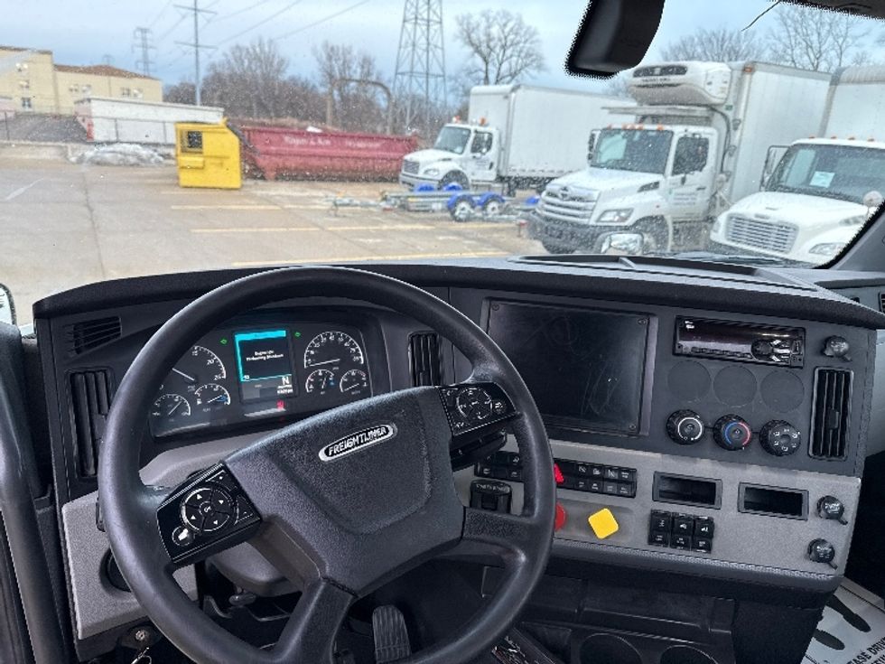 Day Cab Tractor-Heavy Duty Tractors-Freightliner-2020-T11664ST-Allen Park-MI-608,931\n\t\tmiles-$ 29,750 - Image 11