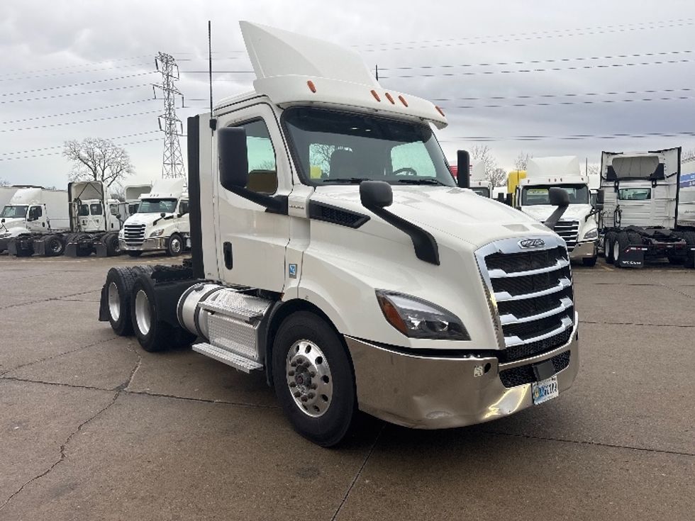 Day Cab Tractor-Heavy Duty Tractors-Freightliner-2020-T11664ST-Allen Park-MI-651,900\n\t\tmiles-$ 25,750 - Image 1