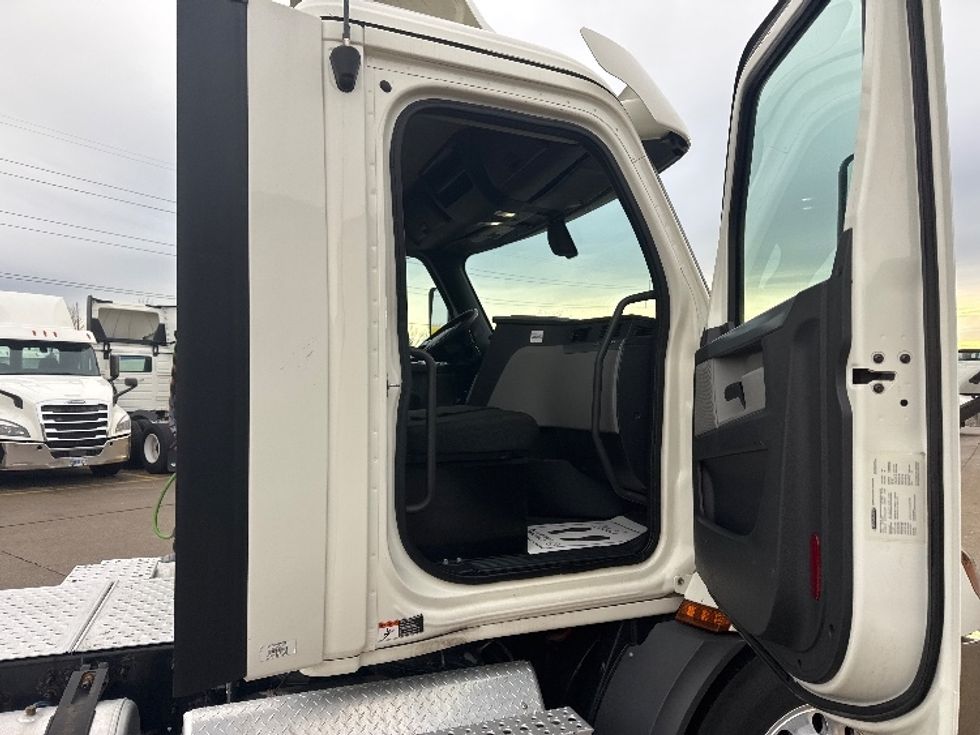 Day Cab Tractor-Heavy Duty Tractors-Freightliner-2020-T11664ST-Allen Park-MI-651,900\n\t\tmiles-$ 25,750 - Image 12