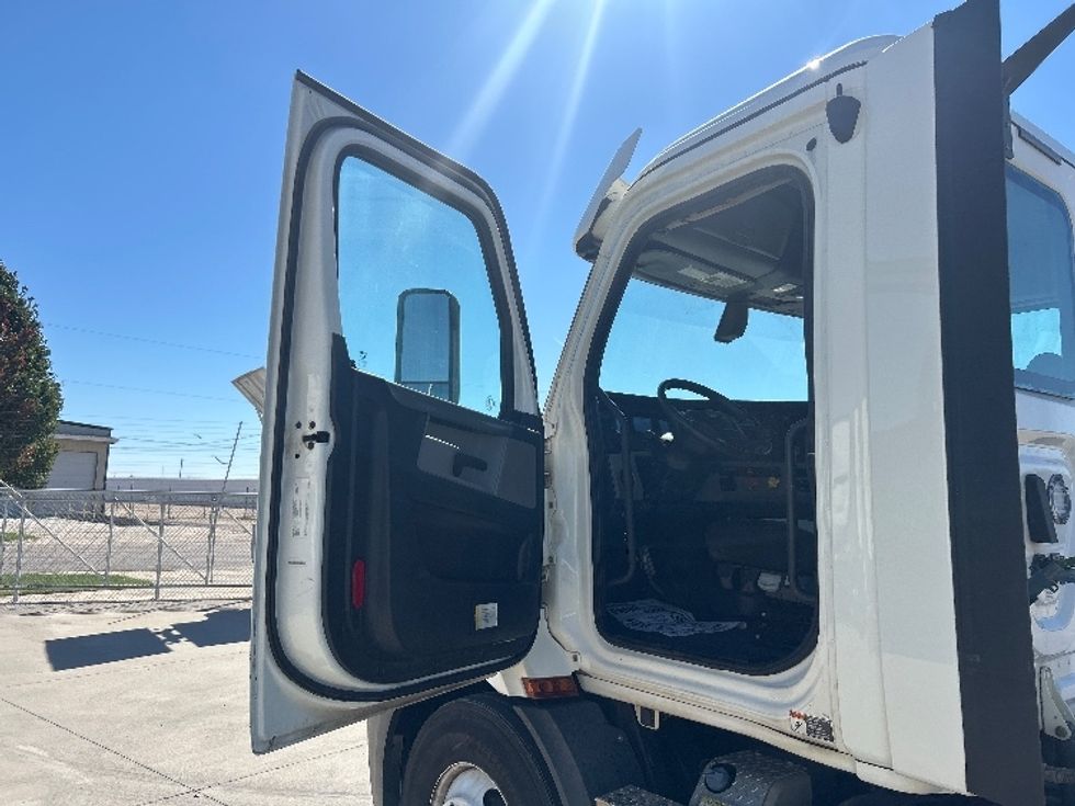 Day Cab Tractor-Heavy Duty Tractors-Freightliner-2020-T11664ST-Amarillo-TX-133,916\n\t\tmiles-$ 65,000 - Image 9