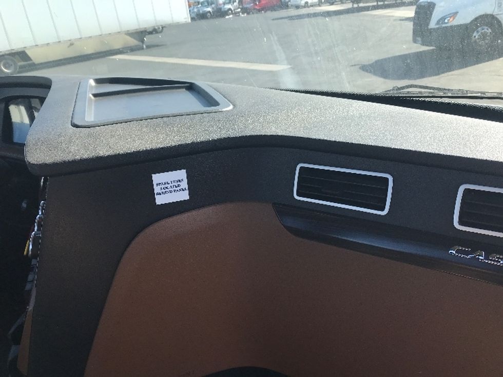 Day Cab Tractor-Heavy Duty Tractors-Freightliner-2020-T11664ST-Anaheim-CA-263,608\n\t\tmiles-$ 59,250 - Image 13